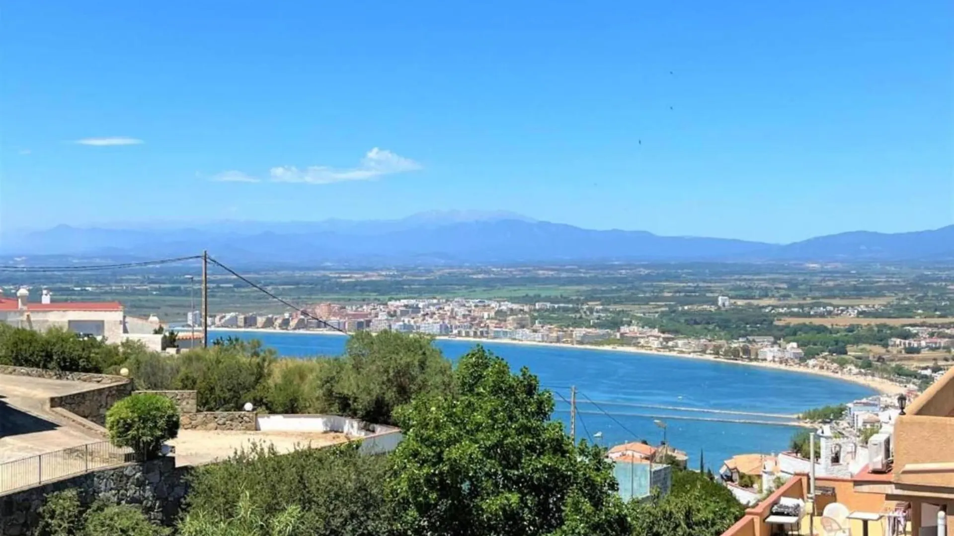 Beautiful Apartment With View Росас